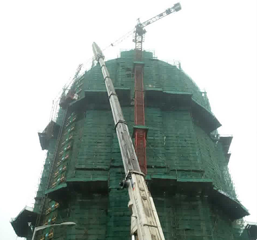 柯坪吊车在工地上作业